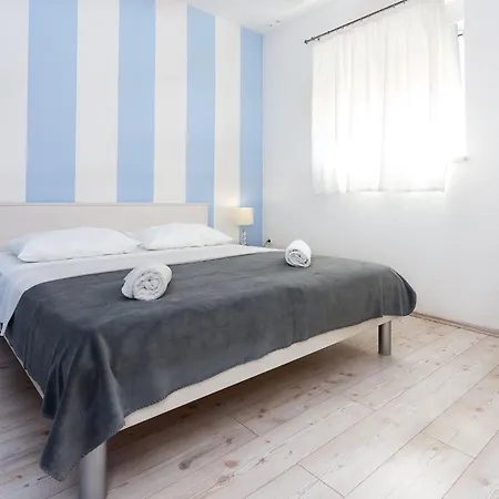 Apartment Magdales - Two Bedroom With Balcony A1 *